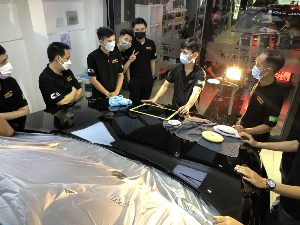 nhan vien cham soc xe o to chuyen nghiep viet nam car care