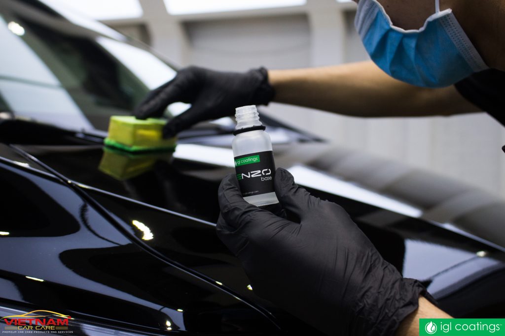 nhân viên vietnam car care đang phủ ceramic