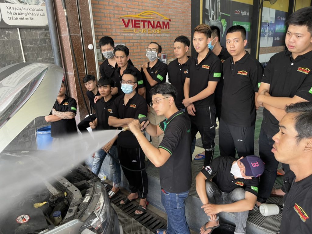 hướng dẫn học viên vệ sinh khoang máy vietnam car care