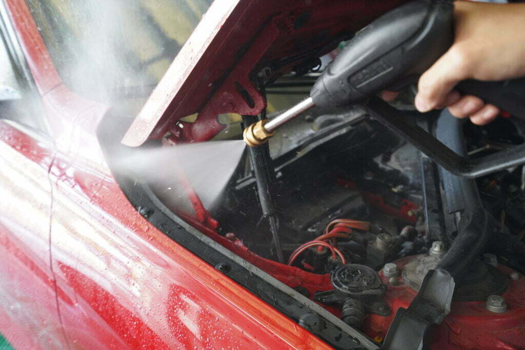 vệ sinh khoang máy xe ô tô màu đỏ vietnam car care