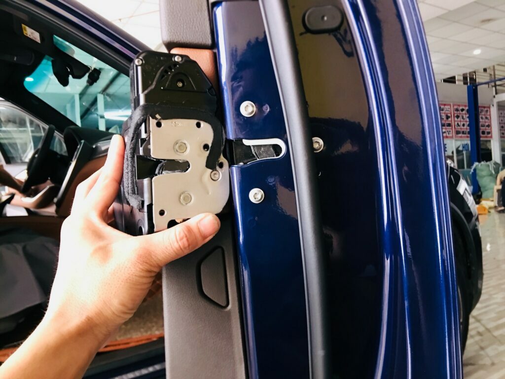 cua hit cua tu dong tren xe o to viet nam car care 1