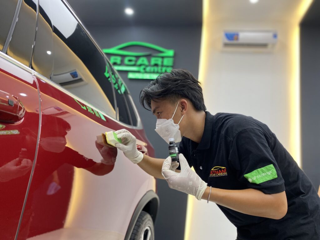 ky thuat vien ao den dang phu ceramic xe o to mau do viet nam car care 2