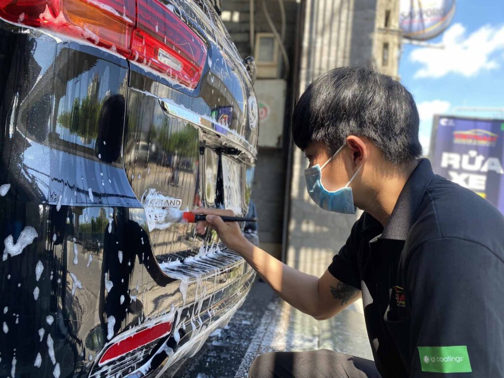 ky thuat vien detailing dang cham soc xe viet nam car care 2
