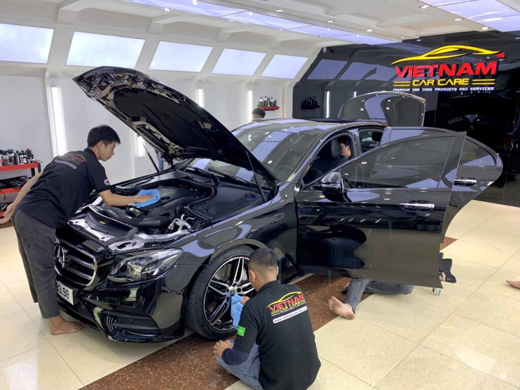 ky thuat vien detailing dang cham soc xe viet nam car care 2