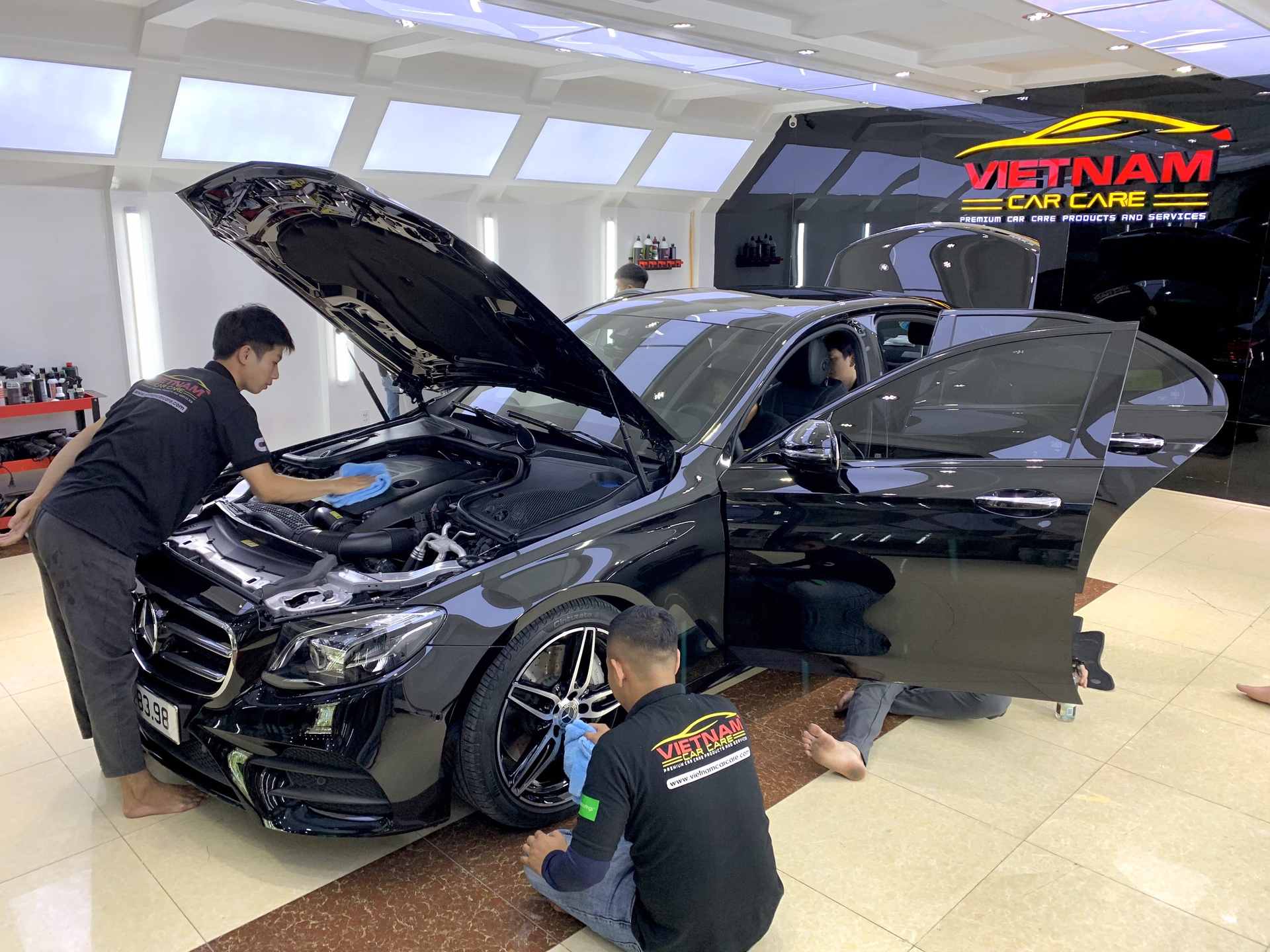 ky thuat vien detailing dang cham soc xe viet nam car care 5