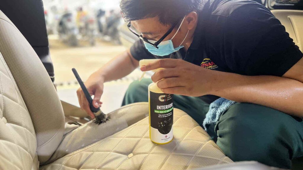 nhung dieu ban can biet ve ve sinh noi that o to (7)