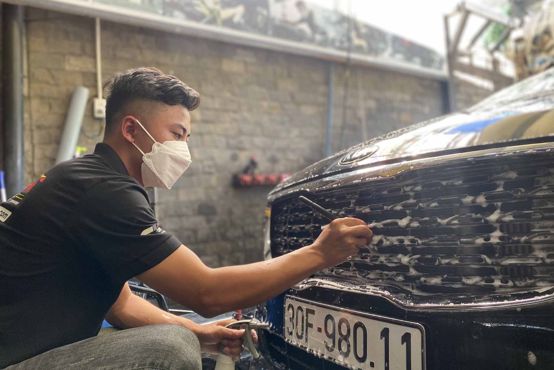 ky thuat vien detailing dang cham soc xe viet nam car care 1