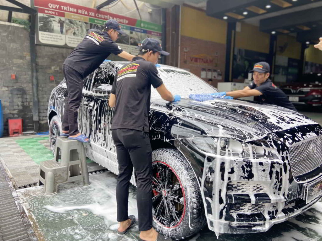 nhan vien viet nam car care dang cham soc xe detailing