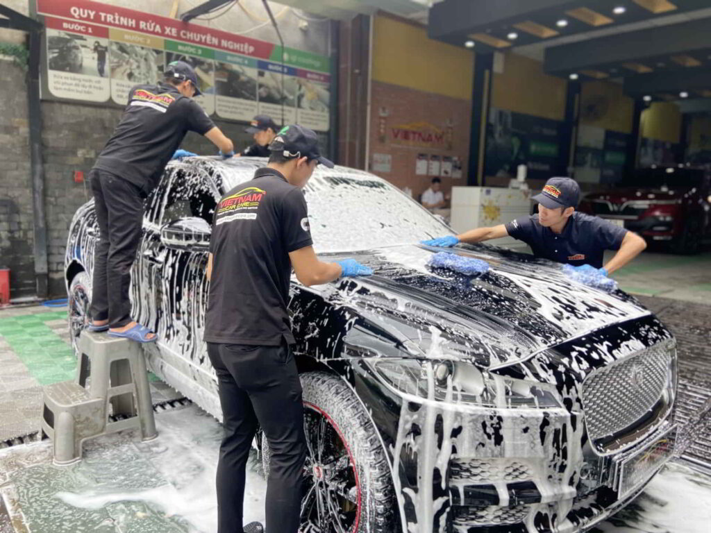 nhan vien viet nam car care dang cham soc xe detailing 2