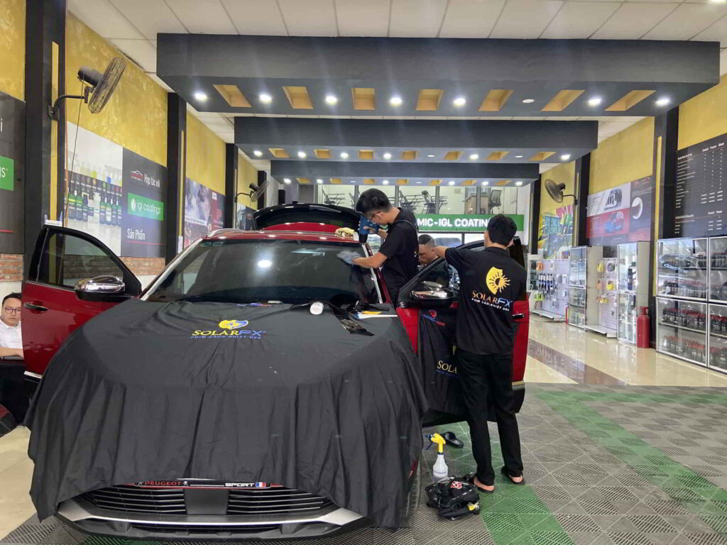 Dán loại phim cách nhiệt SolarFX tại Vietnam Car Care