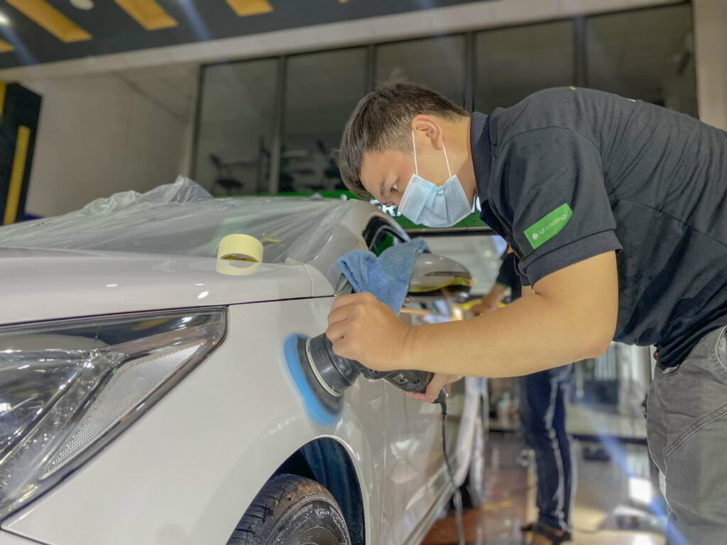 ky thuat vien danh bong xe o to mau do viet nam car care 16