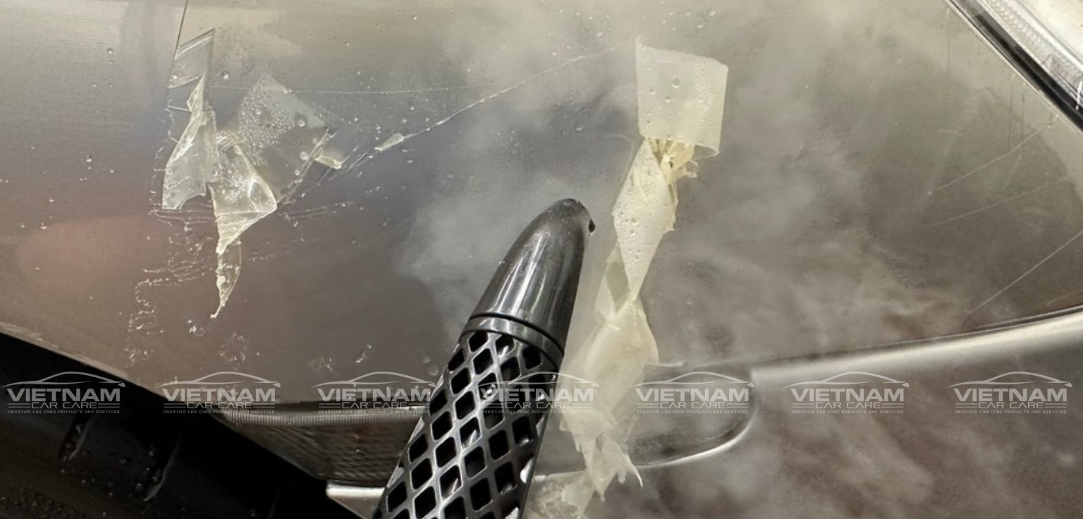 Gia nhiệt nhẹ tại vị trí cần gỡ, tránh để súng gia nhiệt gần sát bề mặt PPF và sơn.