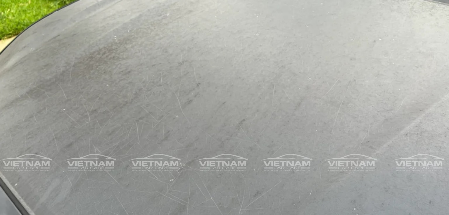 Bề mặt sơn xe dán PPF trên 5 năm thường có hiện tượng ố đen, vàng.
