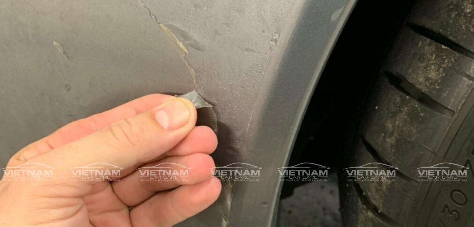 Mép PPF bị ngả vàng không còn khả năng bám dính, hở mép gây mất thẩm mỹ.