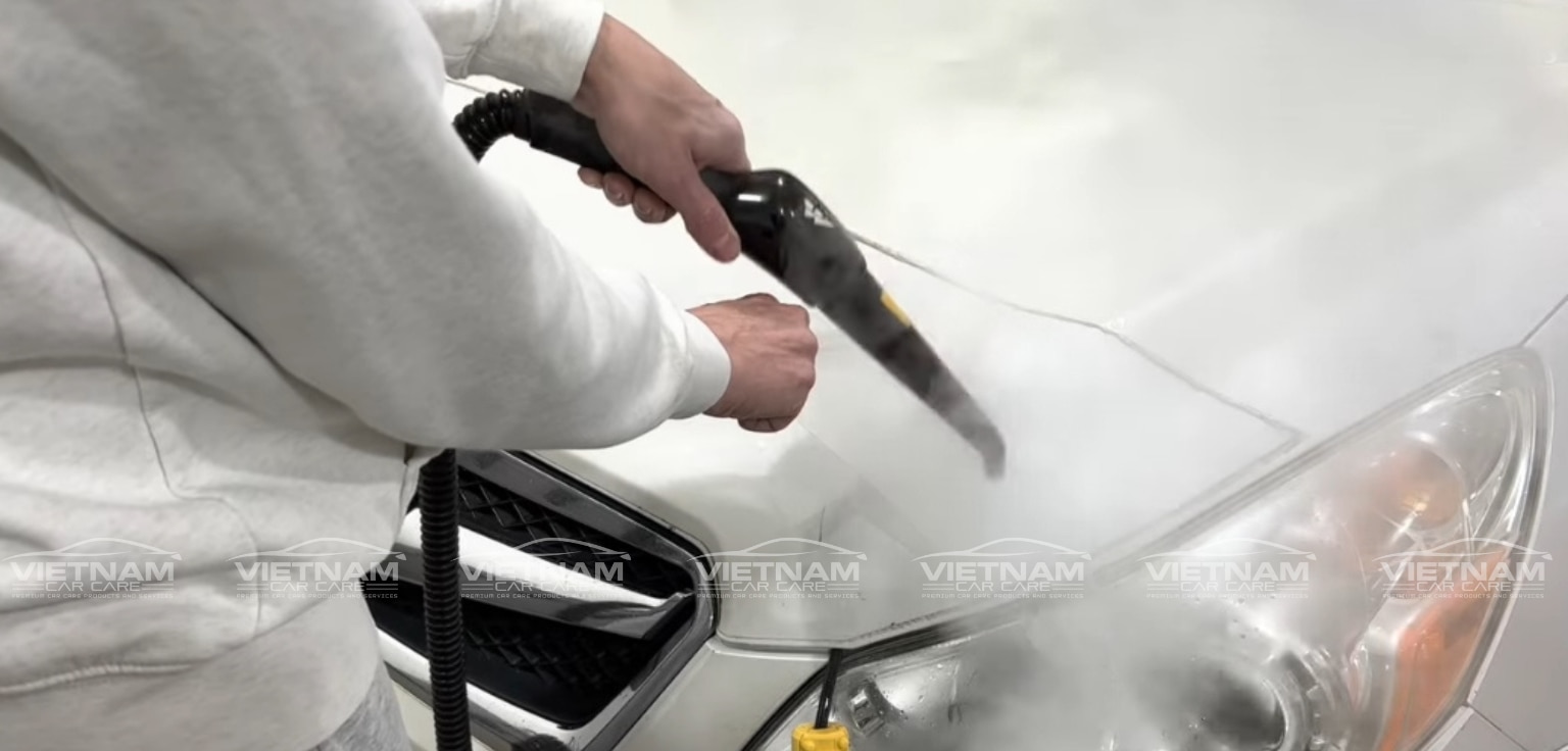 Sử dụng máy hơi nước nóng là thiết bị tối ưu nhất khi gỡ phim PPF cũ.