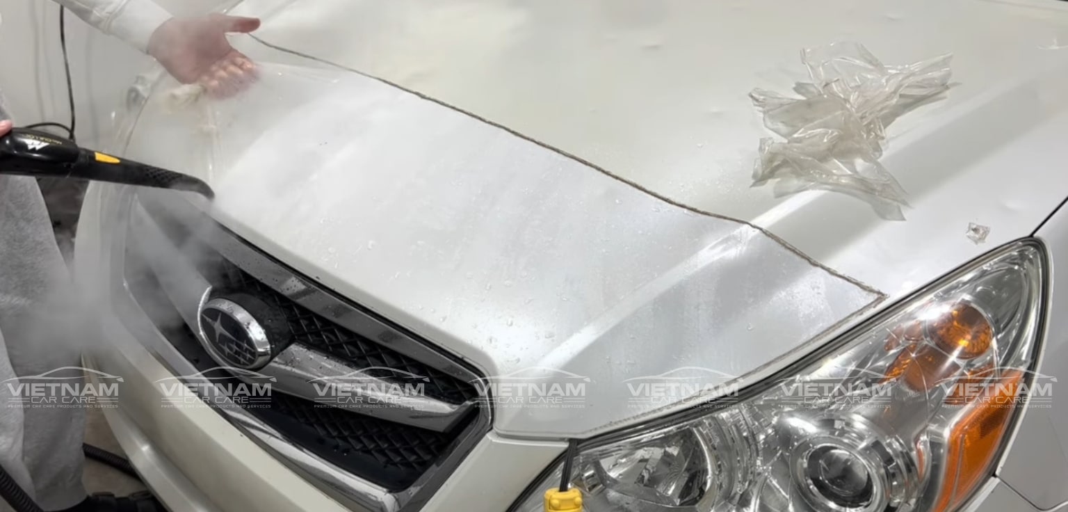 Lột từ từ màng phim PPF cũ, không được lột với tốc độ nhanh.