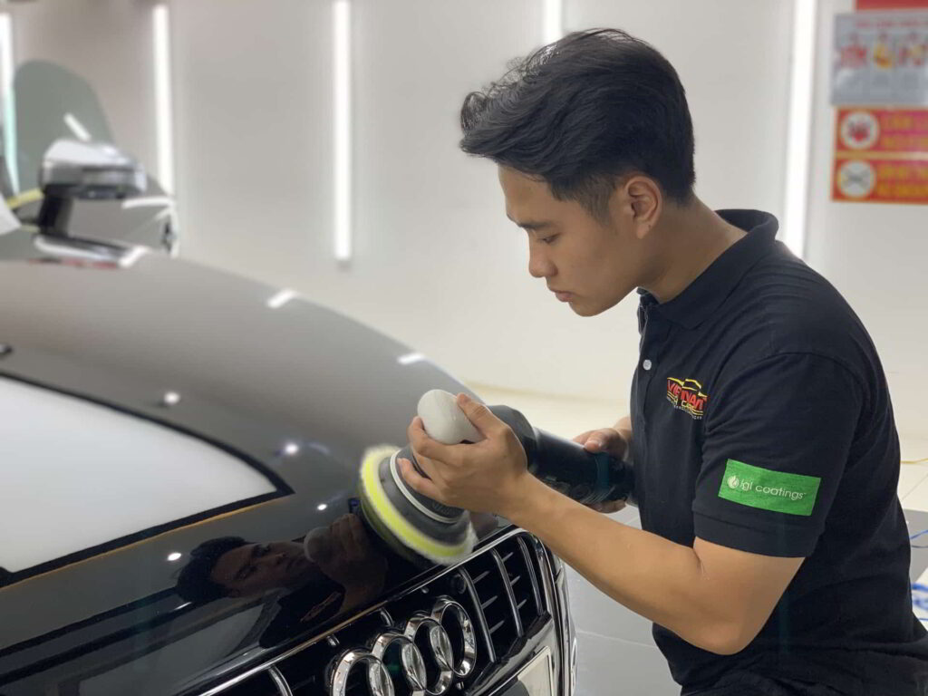 nhan vien dang danh bong xe o to viet nam car care