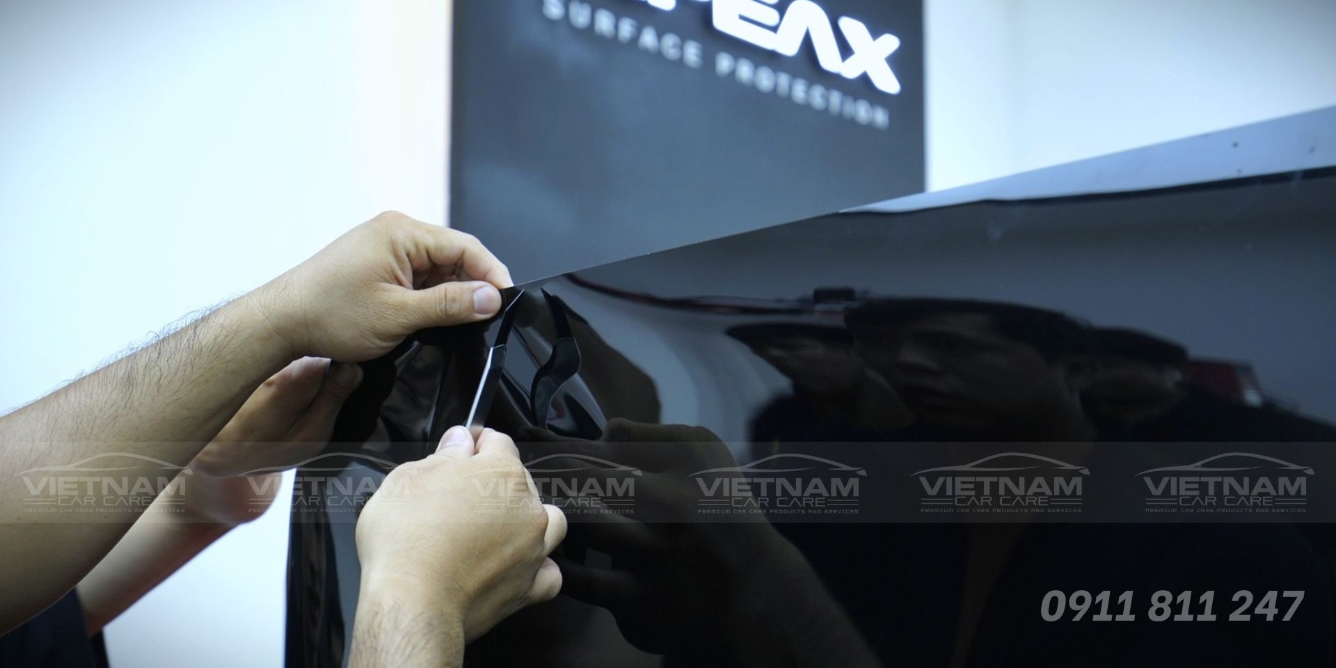 Dán PPF có màu hoặc không màu yêu cầu kỹ thuật thi công tay nghề cao hơn so với dán Decal/Vinyl hoặc dán keo xe.