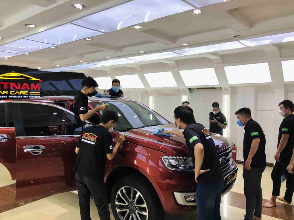 phu ceramic xe mau do cung nhan vien viet nam car care