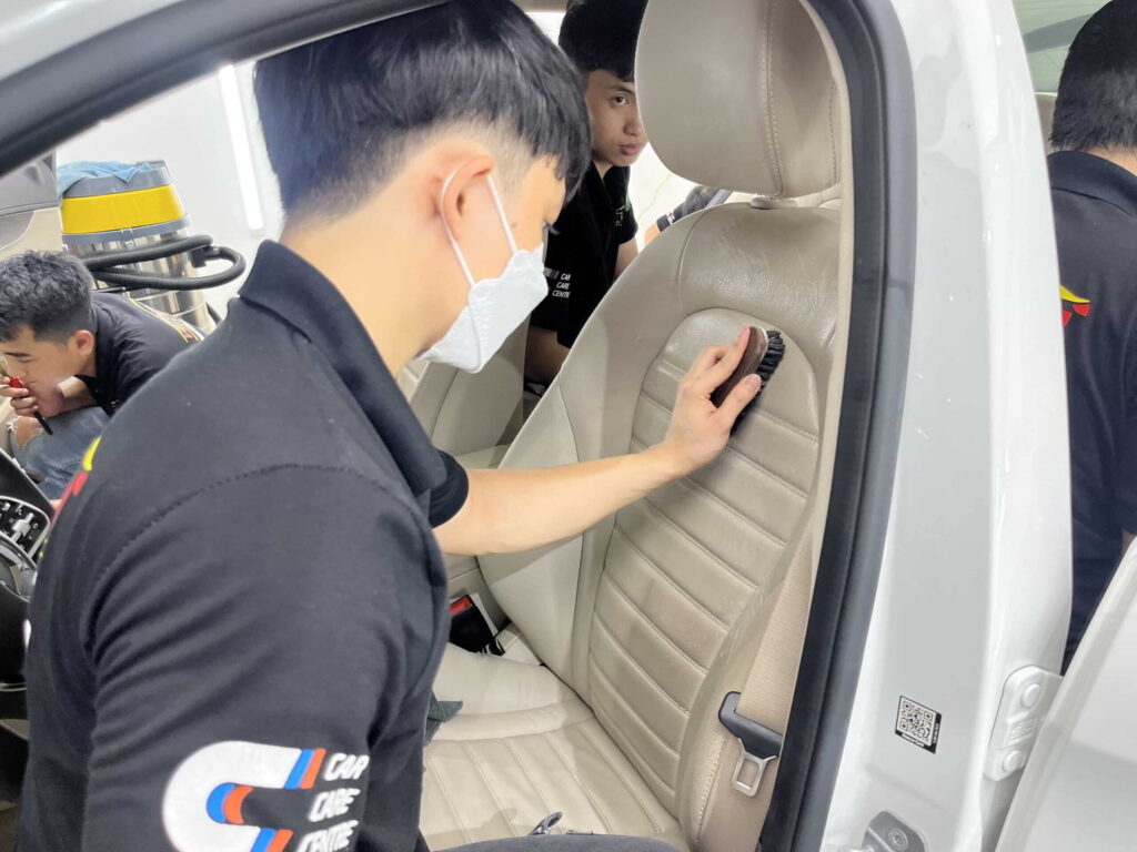 cham soc ve sinh noi that o to viet nam car care 1