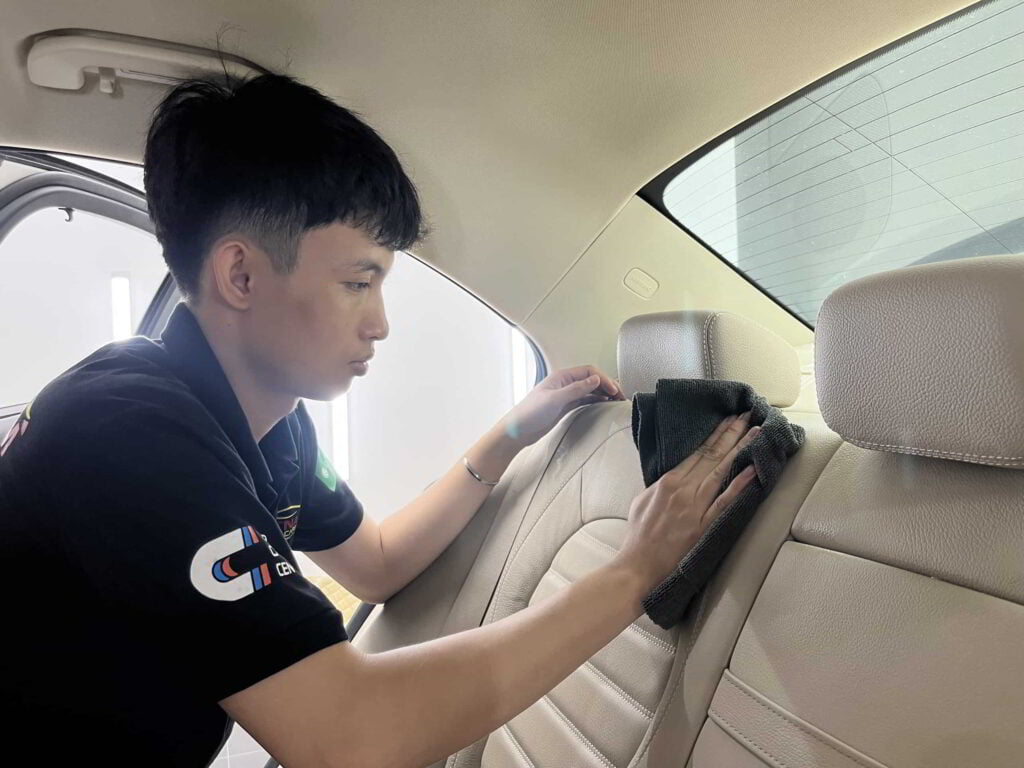Kỹ thuật viên Vietnam Car Care đang vệ sinh ghế da xe ô tô