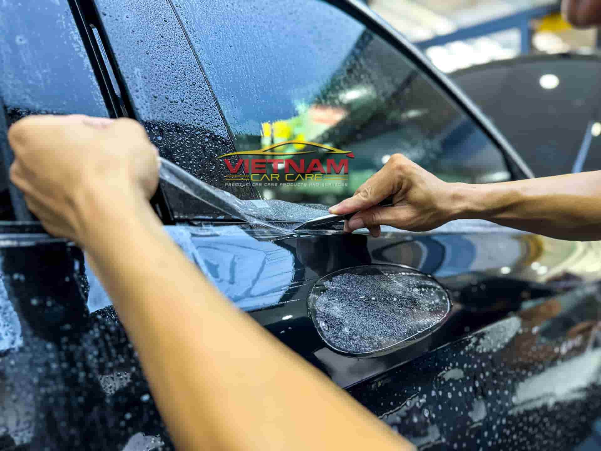 Kỹ thuật viên đang cắt PPF