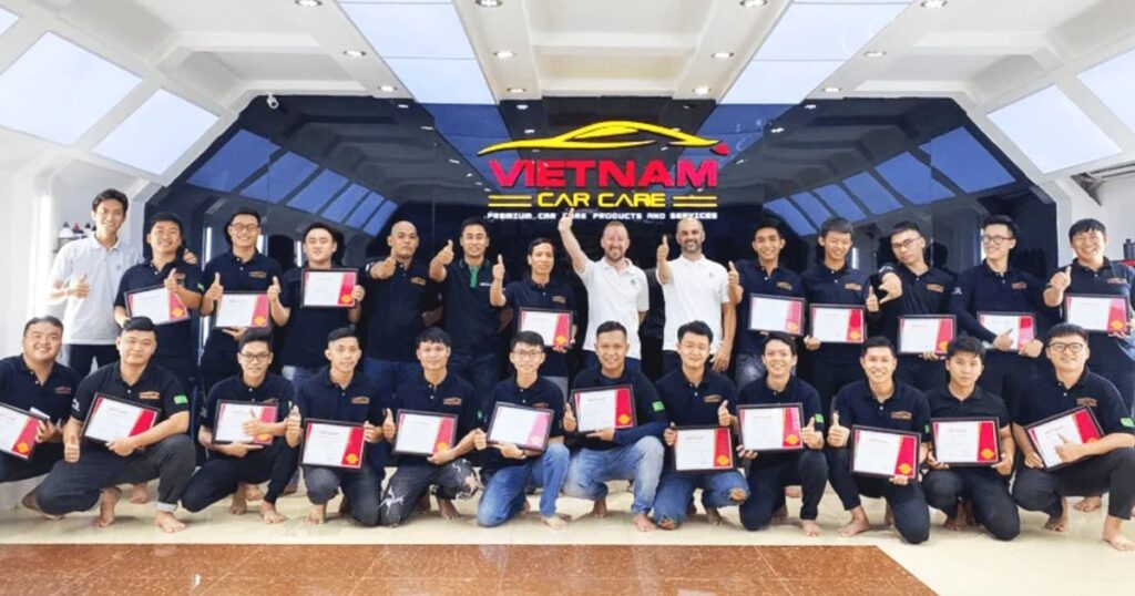 Đội ngũ kỹ thuật viên dán PPF ô tô được đào tạo bài bản bởi các chuyên gia Detailing hàng đầu. - Vietnam Car Care