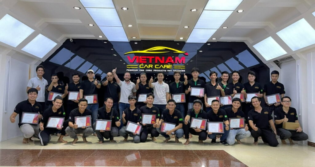 Đội ngũ kỹ thuật viên phủ Ceramic tay nghề cao tại Vietnam Car Care.