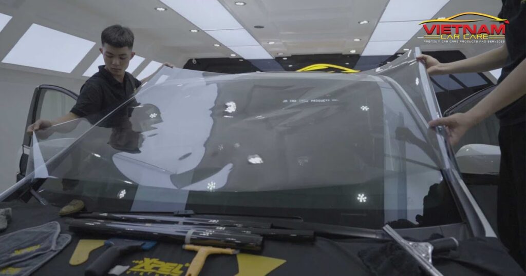 Đội ngũ kỹ thuật viên giàu kinh nghiệm dán phim cách nhiệt ô tô tại Veitnam Car Care
