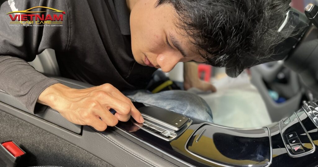 Kỹ thuật viên của Vietnam Car Care đang kiểm tra chất lượng mép dán PPF bề mặt.