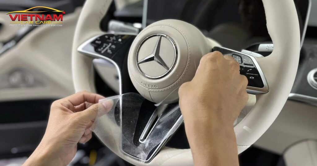 Các nút bấm trên vô lăng cao cấp cần phải được dán PPF để tránh trầy xước bề mặt. Trong hình là vô lăng cao cấp của Mercedes-Benz.