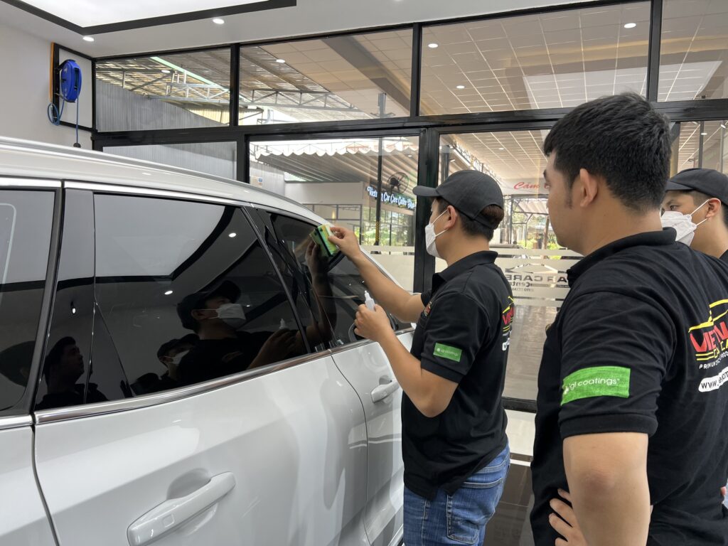 ky thuat vien ao den dang phu ceramic xe o to mau trang viet nam car care 5|ky thuat vien danh bong xe o to mau den viet nam car care 1|ky thuat vien ao den dang phu ceramic xe o to mau bac viet nam car care 2|range rover mau do tai viet nam car care 6
