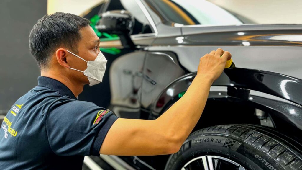 Dung dịch Ceramic có tác dụng làm bóng lớp sơn xe, kháng hoá chất, chống bám bẩn, chống bám nước.