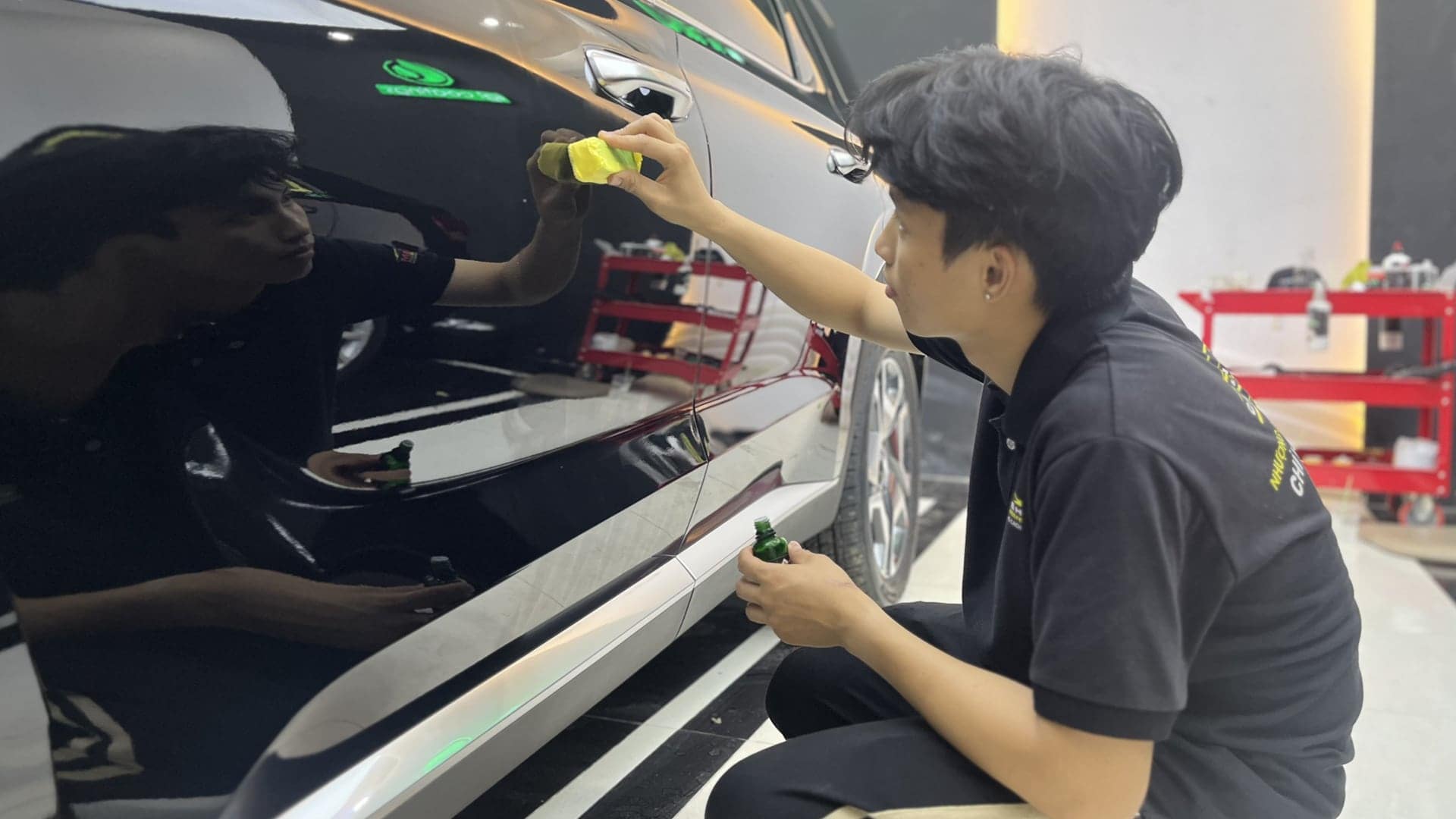 Tại Vietnam Car Care Academy, khoá học phủ Ceramic và chăm sóc xe được đào tạo bài bản dưới sự hướng dẫn của chuyên gia người nước ngoài.