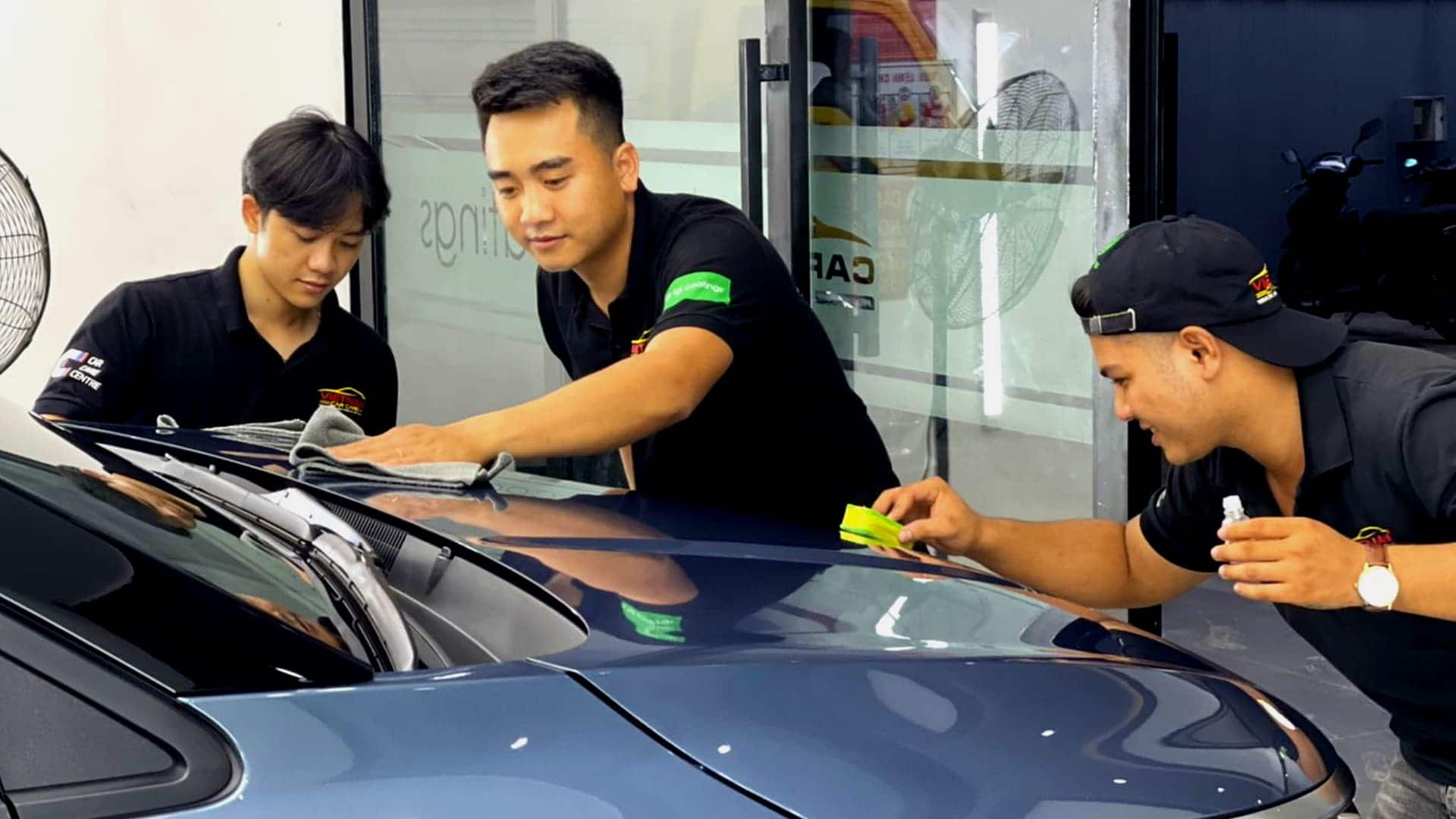Sealant và Ceramic đều là giải pháp tăng độ bóng tốt cho bề mặt sơn xe ô tô. Vietnam Car Care