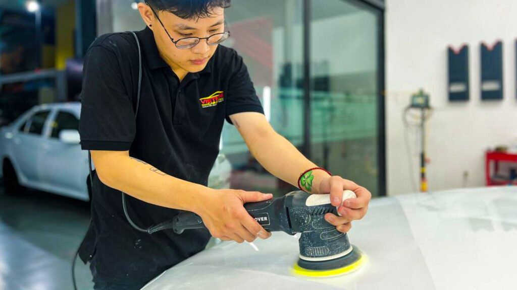 Đánh bóng hiệu chỉnh sơn giúp làm phẳng mịn bề mặt trước khi phủ Ceramic.