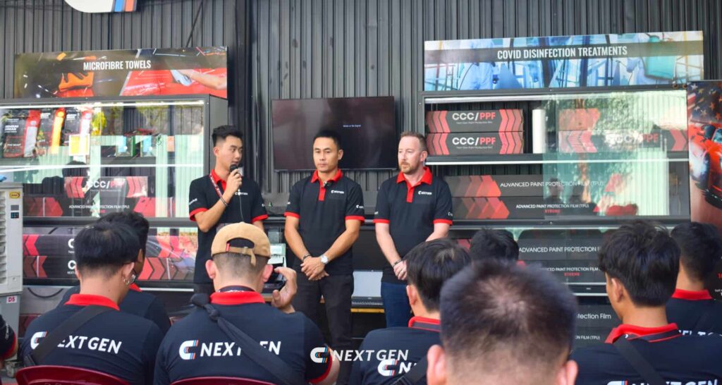 Hai chuyên gia Detailing ô tô Mr Ed Bews (bên phải phía ngoài cùng) và Mr Peter Nguyen (giữa).