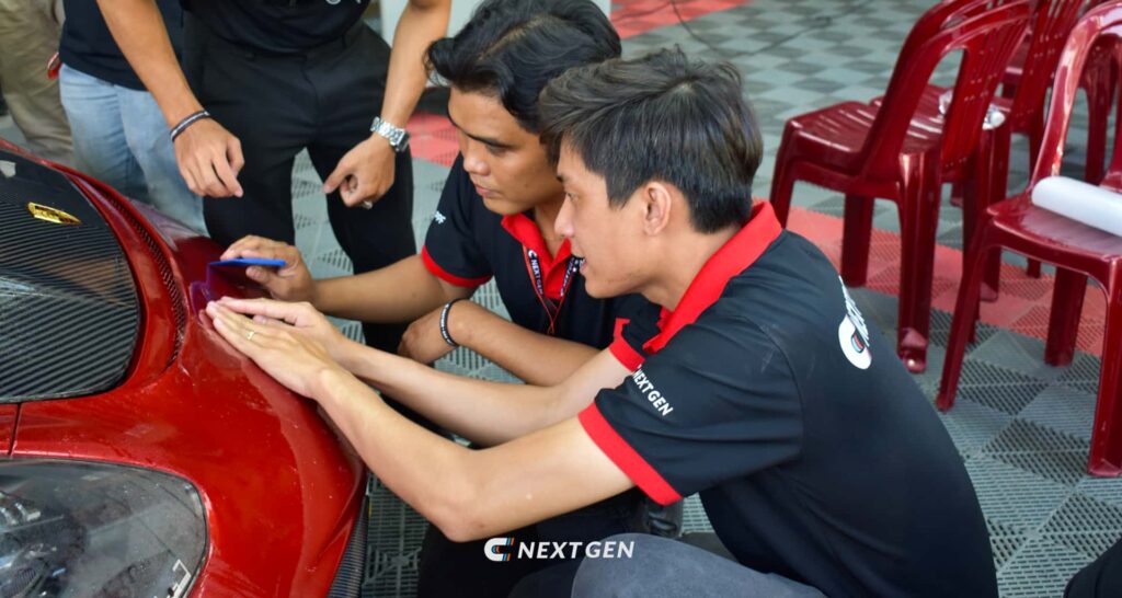 Nghề dán PPF ô tô không đơn giản chỉ cắt và dán màng phim, yêu cầu tính tỉ mỉ tập trung cao độ.