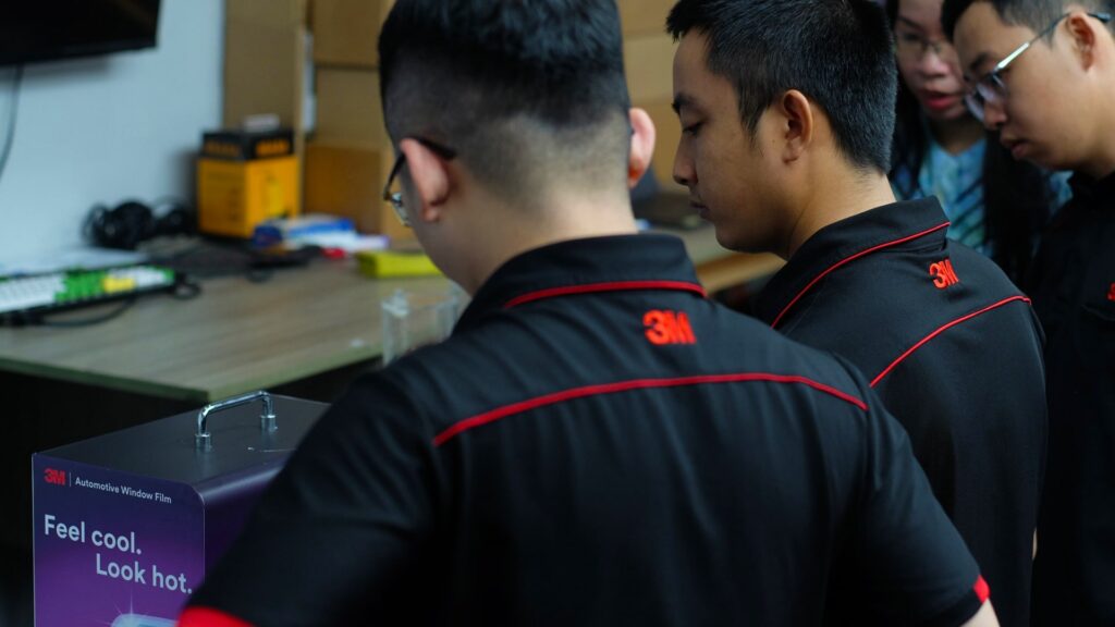Kỹ thuật viên uỷ quyền 3M từ Vietnam Car Care
