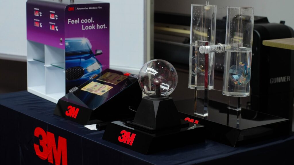 Thiết bị đo thông số kỹ thuật phim cách nhiệt từ 3M. Ảnh: Vietnam Car CAre