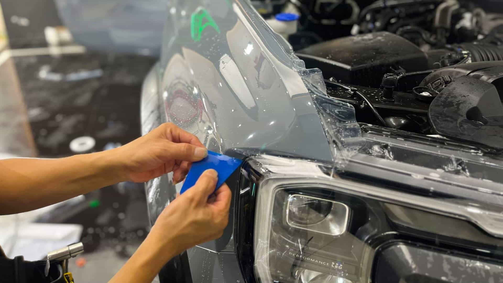 Dán PPF ô tô là dán một lớp màng lên trên bề mặt sơn xe ô tô giúp bảo vệ xe, tránh trầy xước