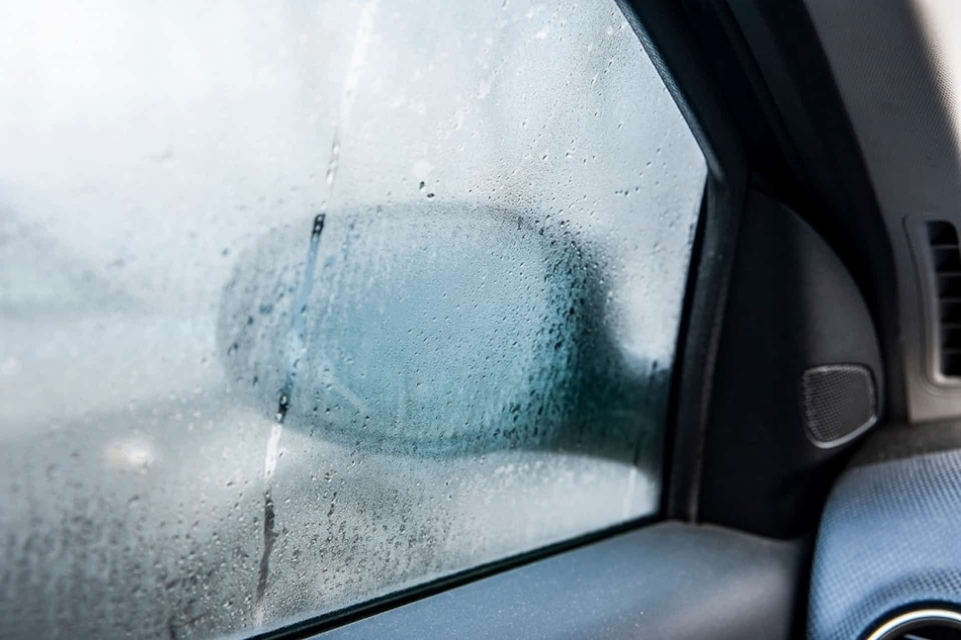 Thời tiết nồm mang đến độ ẩm không khí rất cao, ảnh hưởng lớn đến xe ô tô.
