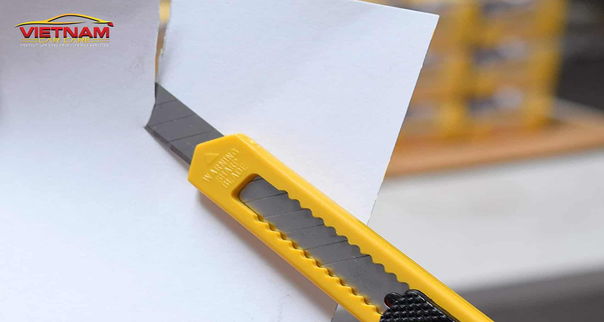 Sử dụng dao rọc giấy cắt thử một đường dài và kiểm tra xem vết cắt có đều không hay méo?