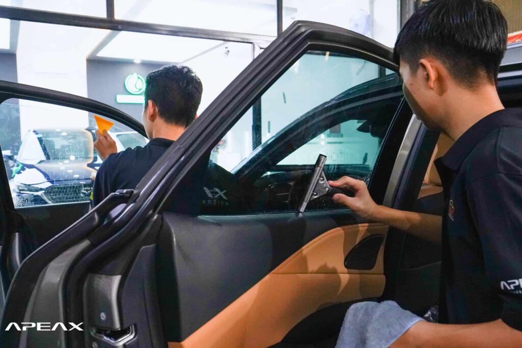 Giá dán phim cách nhiệt ô tô Mỹ thương hiệu APEAX có mức chi phí rẻ.