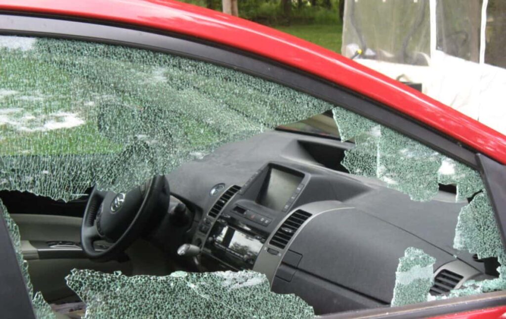 Minh hoạ về về phim cách nhiệt giả không có khả năng chống vỡ kính xe khi xảy ra va chạm.