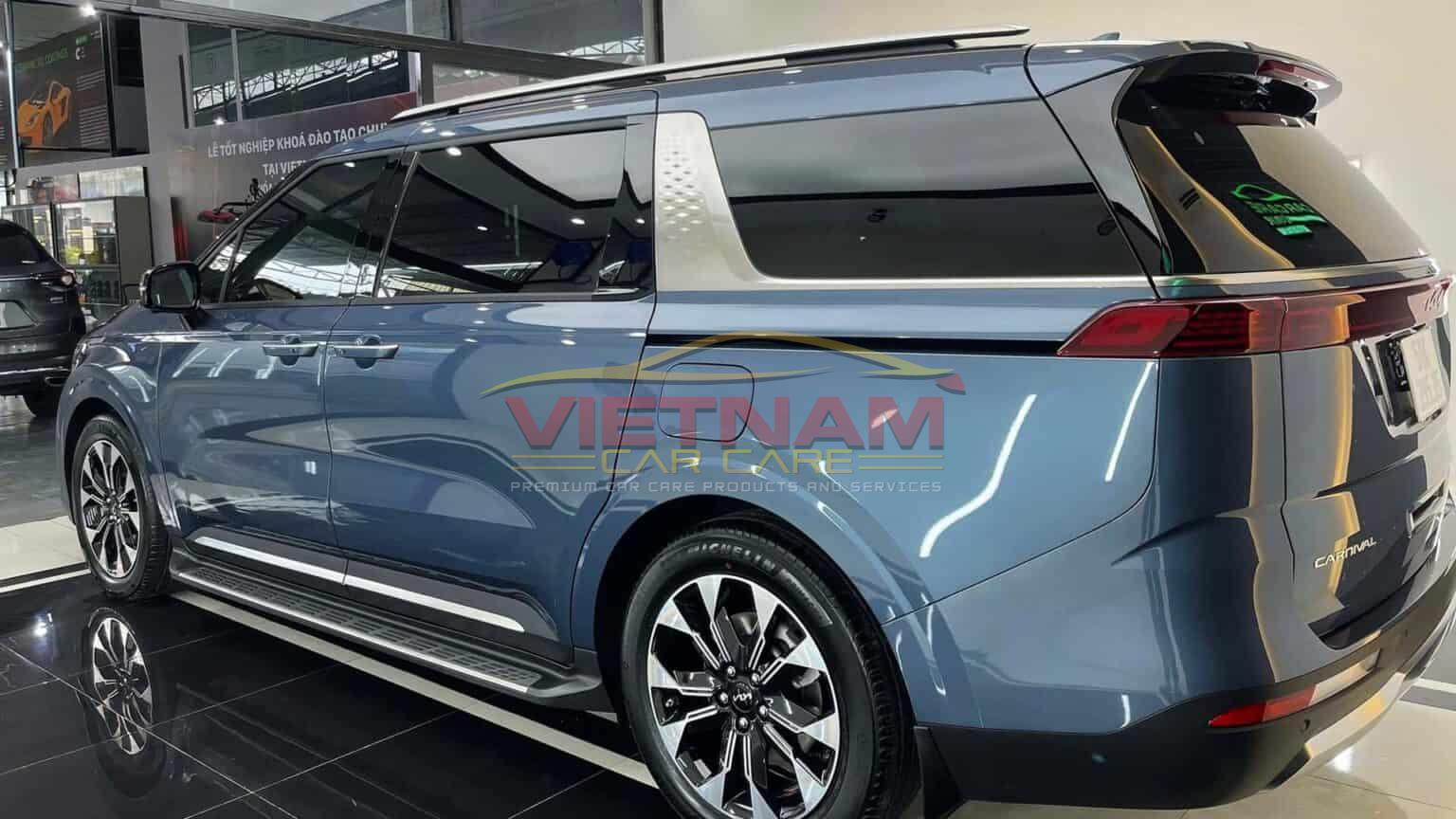 Kia Sedona dán phim cách nhiệt 3M Crystalline tại Vietnam Car Care.