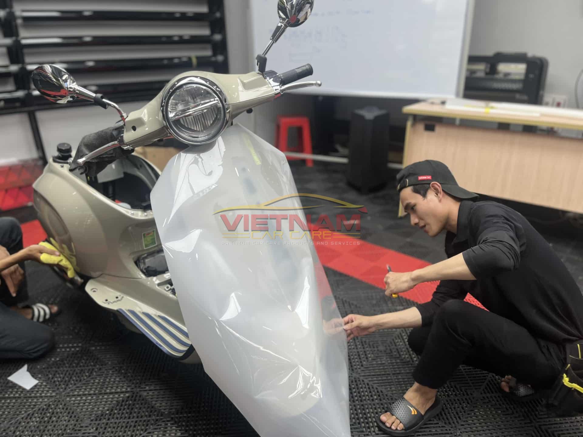 Rất nhiều vị trí bên ngoài thân xe Vespa đều có thể dán màng phim bảo vệ sơn PPF. 