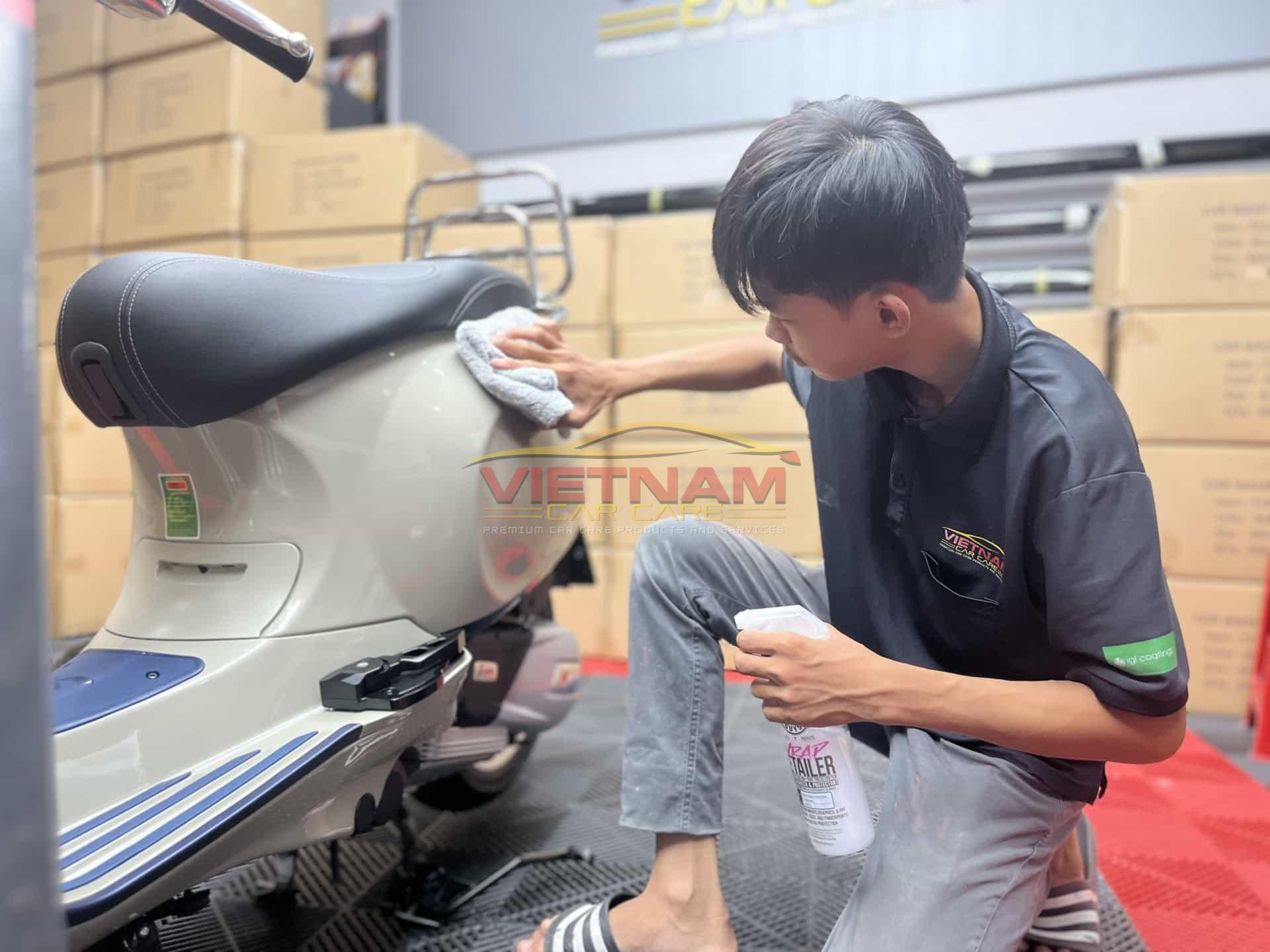 Dán PPF cho xe Vespa là lựa chọn bảo vệ xe máy tối ưu, chống trầy xước ăn mòn tốt hơn dán keo xe thông thường.