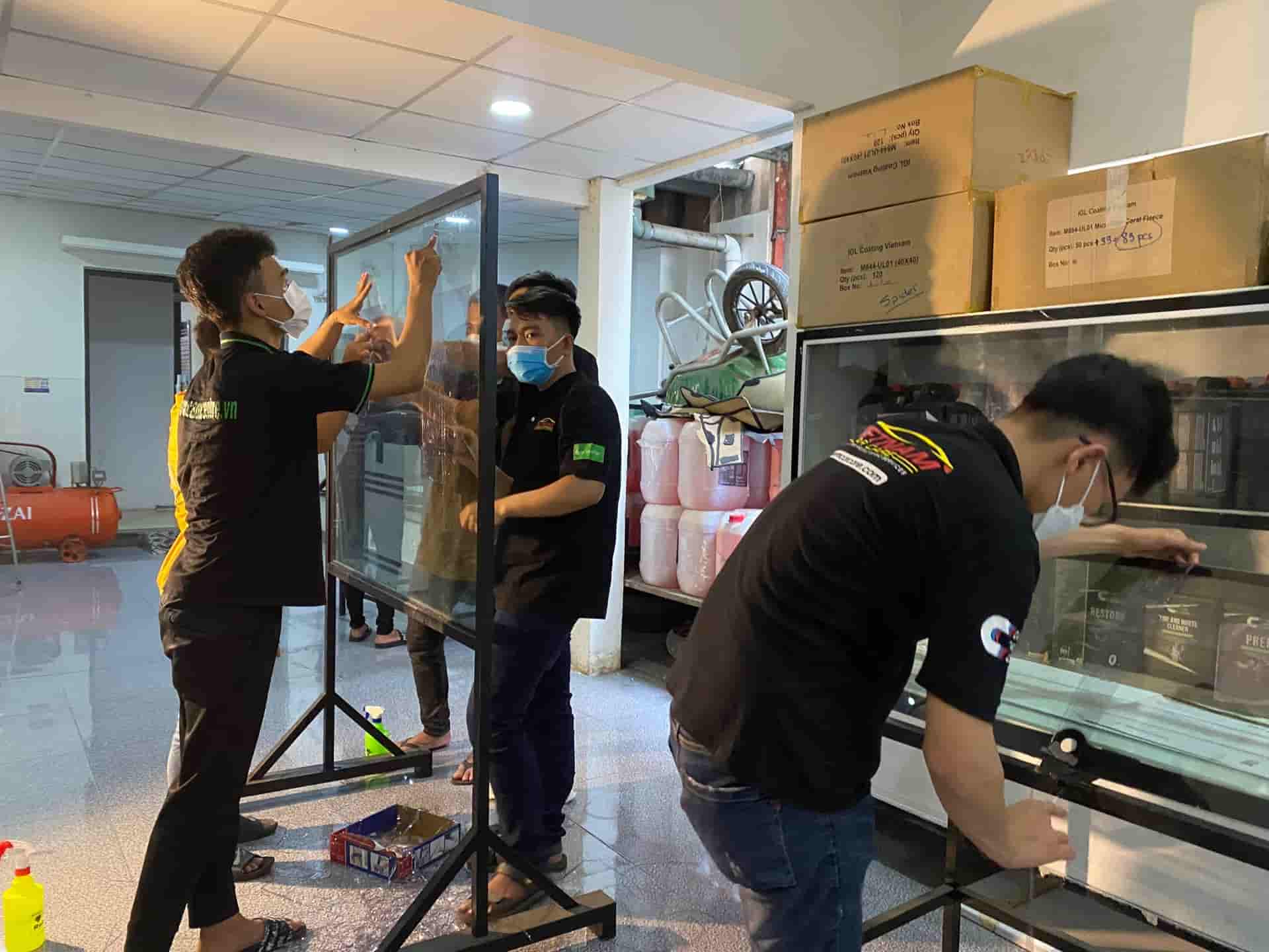 Thực hành dán phim cách nhiệt ô tô tại Vietnam Detailing Academy