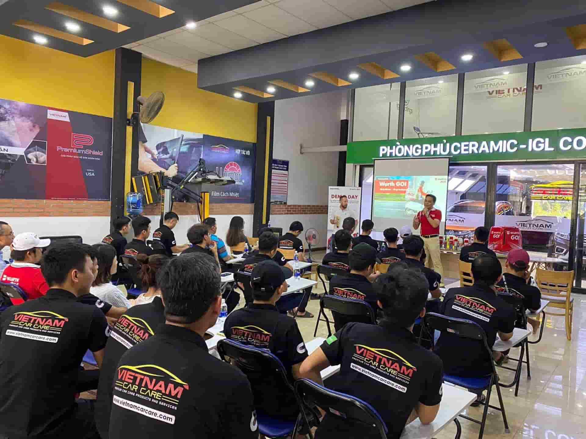 Lớp học dán phim cách nhiệt ô tô tại Vietnam Detailing Academy khóa K10